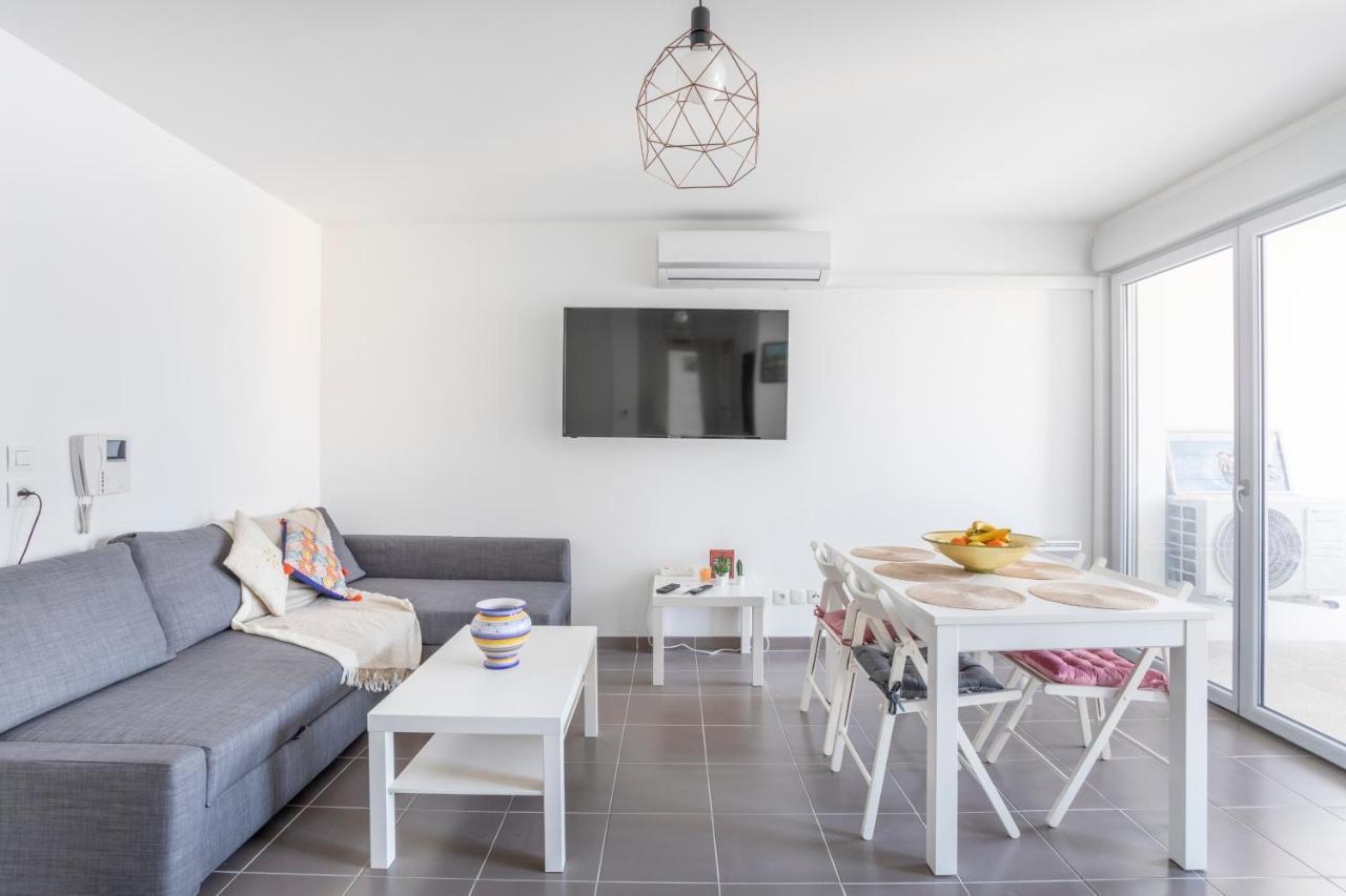 New Joliette Comfortable Apartment Well Located With Private Parking Марсилия Екстериор снимка